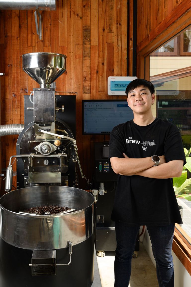 คุณจิมมี่ (รัชพล ชนะวงศ์) เจ้าของร้านกาแฟและโรงคั่วกาแฟชูใจ
